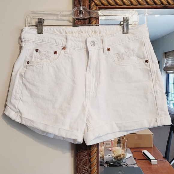 AE Low-Rise Denim Tomgirl Short White American Eagle Distressed Size 4 - Picture 5 of 8